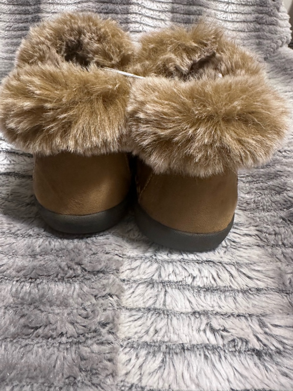 NEW Magellan Women’s house shoe
Size 7 - Picture 3 of 5